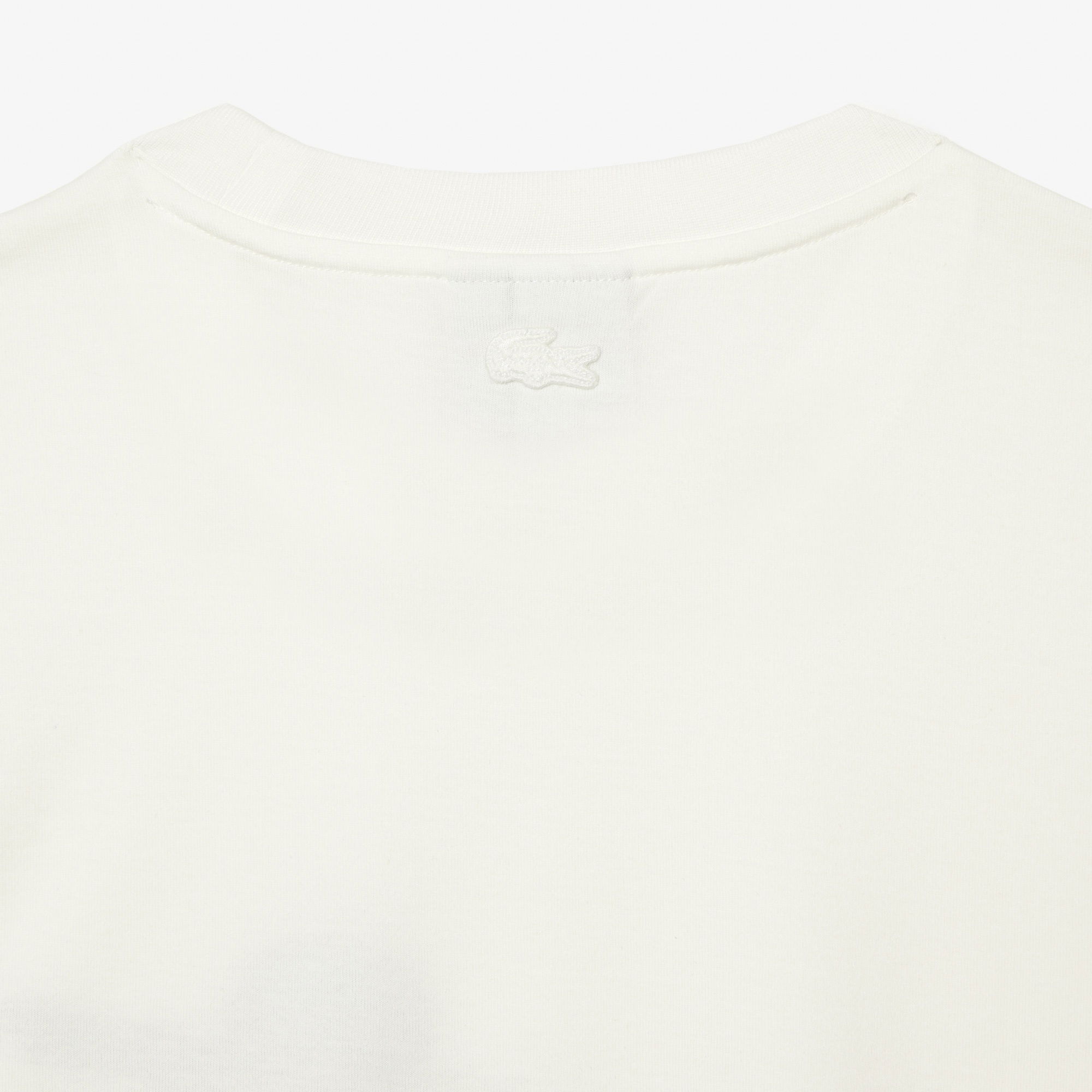 Lacoste x Netflix Erkek Relaxed Fit Bisiklet Yaka Baskılı Beyaz T-Shirt